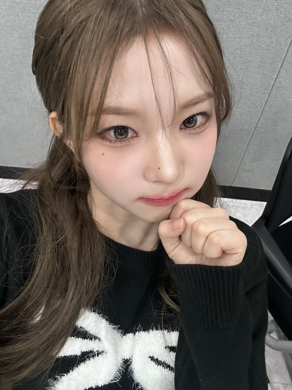 멤버가 직접 그렸다는 한 아이돌 만우절 포토카드.JPG | 인스티즈