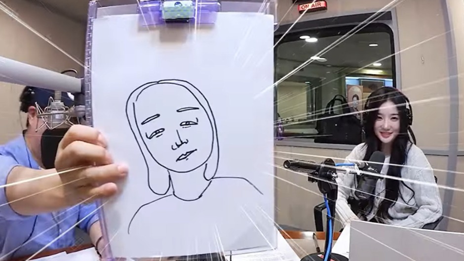 멤버가 직접 그렸다는 한 아이돌 만우절 포토카드.JPG | 인스티즈