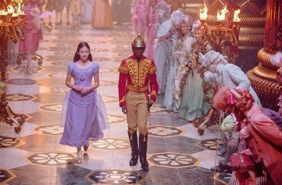 디즈니 실사화 기존 백인 배우 여주 의상들 | 인스티즈