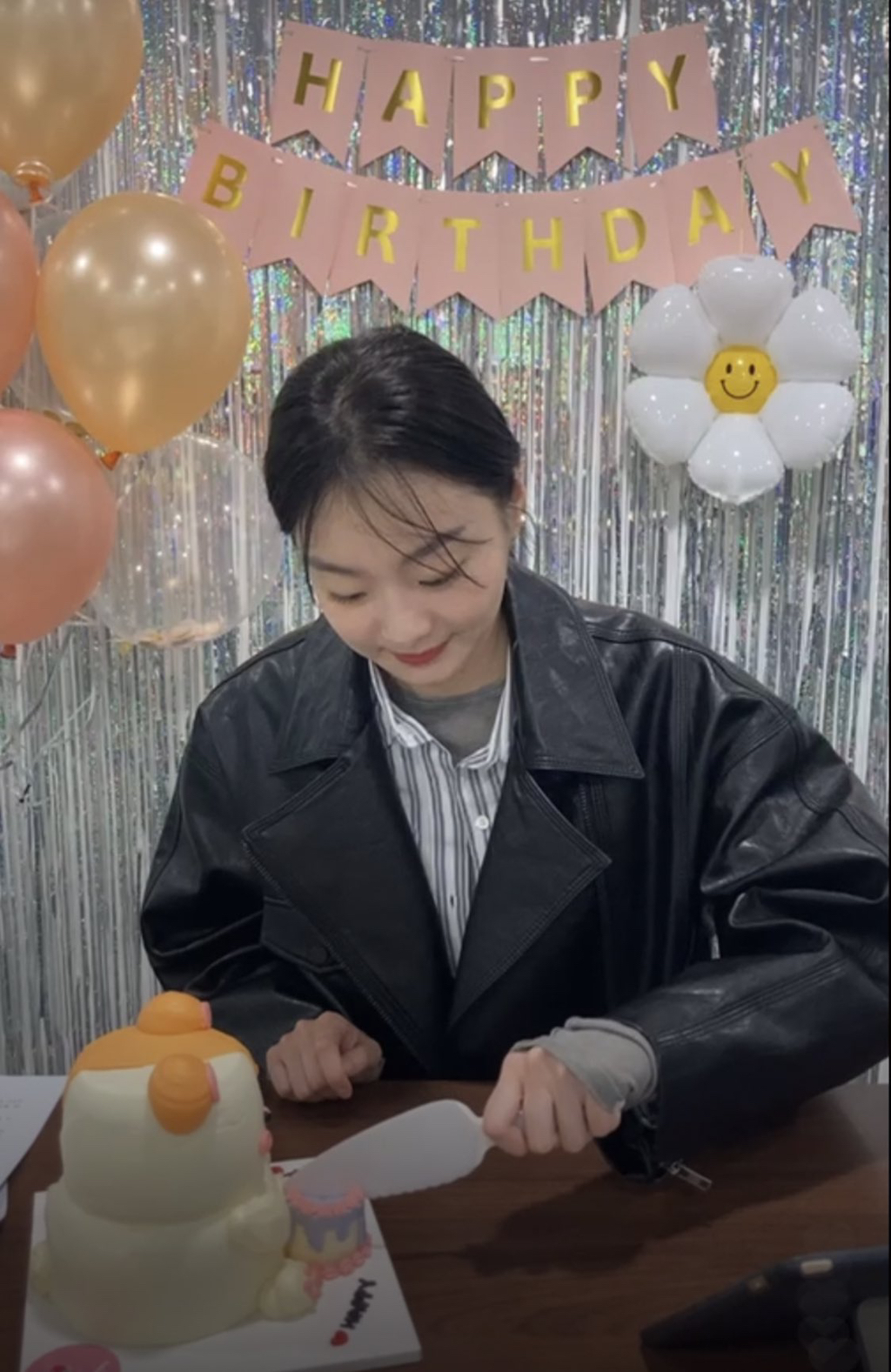  햄스터 머리를 자를 순 없어서 케이크 속 케이크를 자르는 김다미..