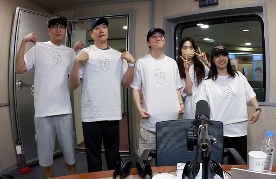 멤버가 직접 그렸다는 한 아이돌 만우절 포토카드.JPG | 인스티즈