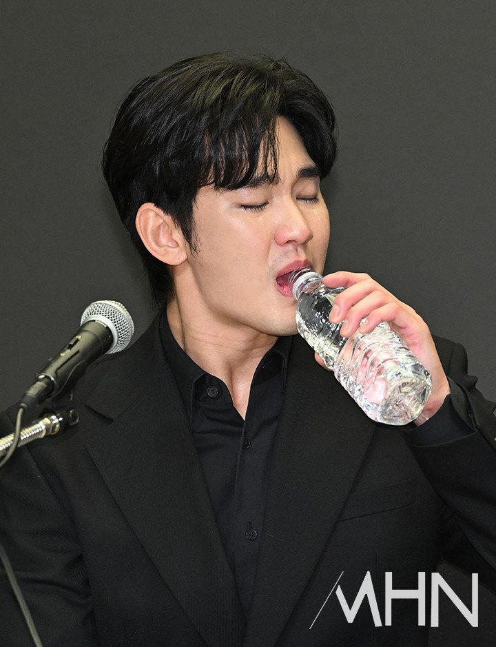 [포토] 김수현 '조갈나는 목' | 인스티즈