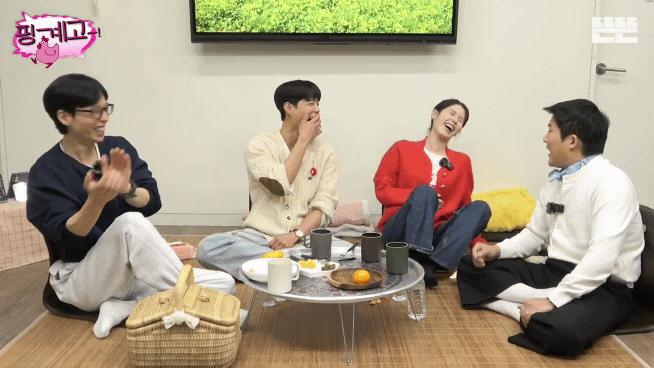 [핑계고] 조세호 한마디에 찐 웃음 터진 아이유.jpgif | 인스티즈