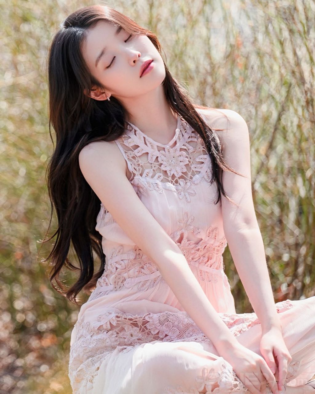 씨네21 아이유 커버 B컷 | 인스티즈