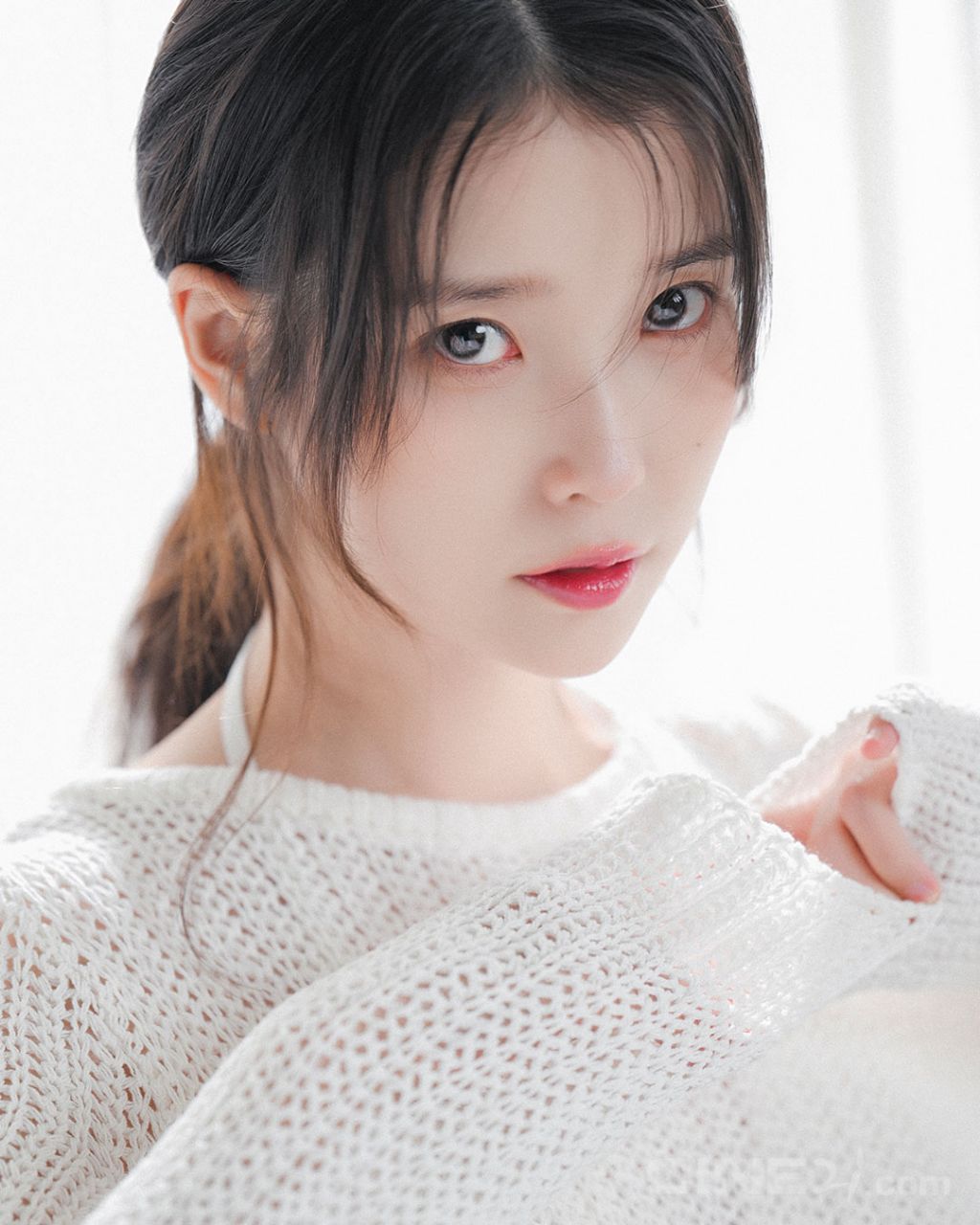 추가 공개된 아이유 씨네21 화보 | 인스티즈