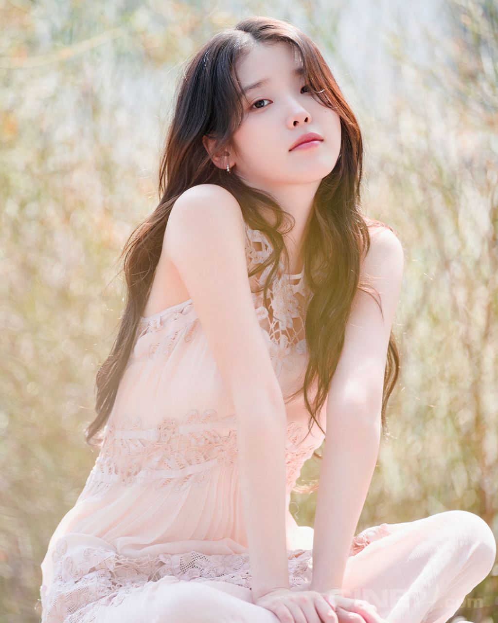 추가 공개된 아이유 씨네21 화보 | 인스티즈