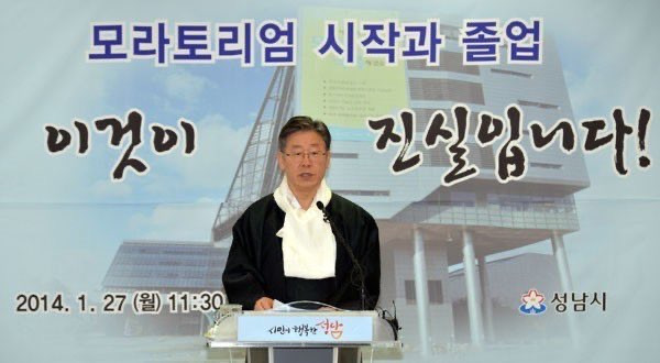 광화문광장에다가 뫄뫄정부가남기고난빚갚고있습니다현재00000원이런전광판세워놔야함 | 인스티즈
