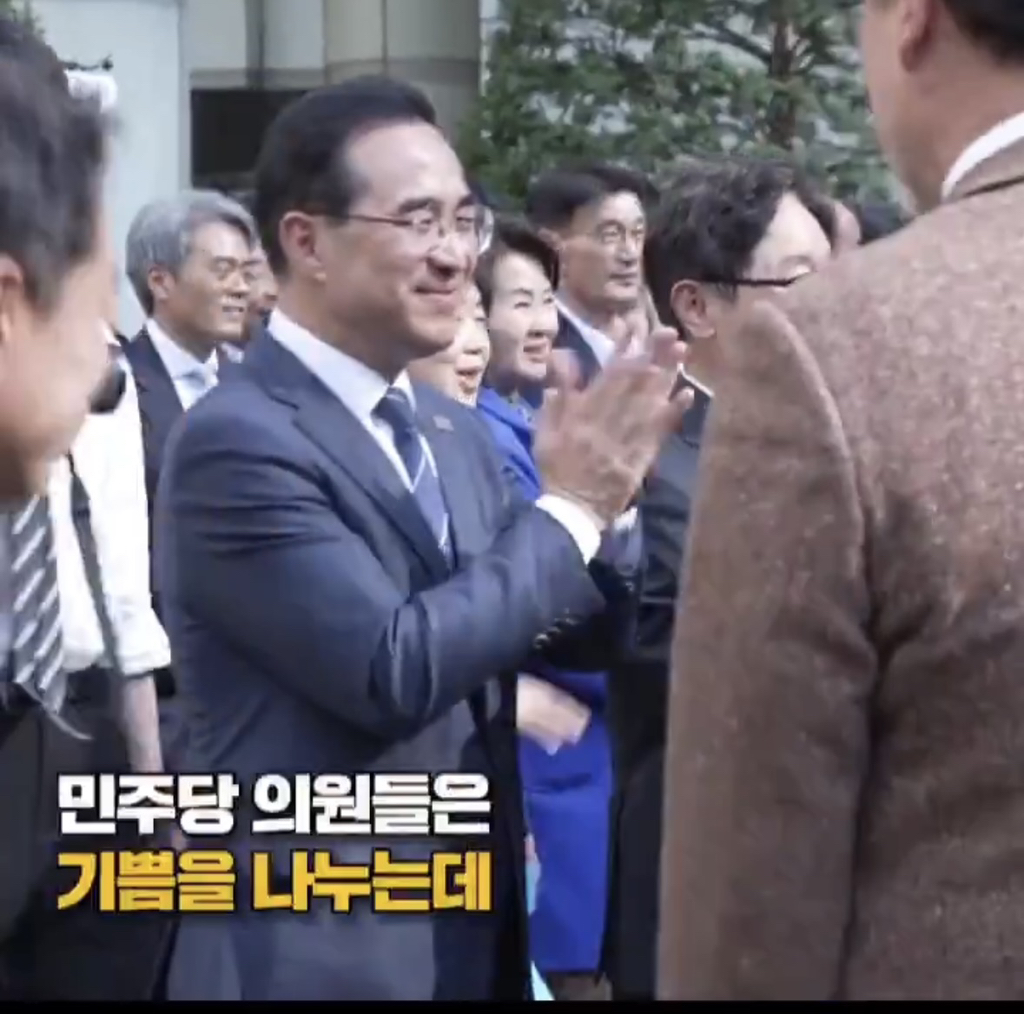 이재명 무죄 선고 후 악수 요청하는 민주당 의원들 | 인스티즈