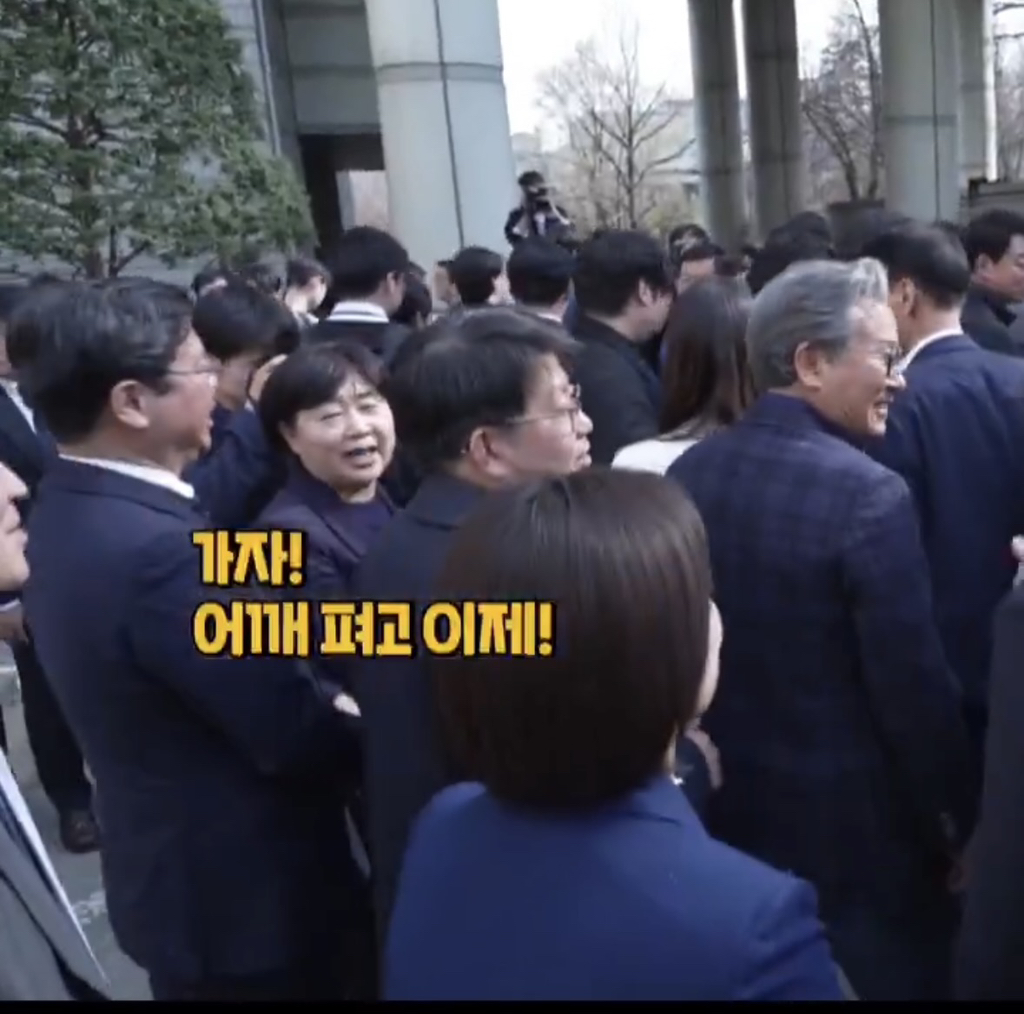 이재명 무죄 선고 후 악수 요청하는 민주당 의원들 | 인스티즈