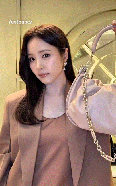 로저비비에 팝업스토어에 참석한 오늘자 신세경 | 인스티즈