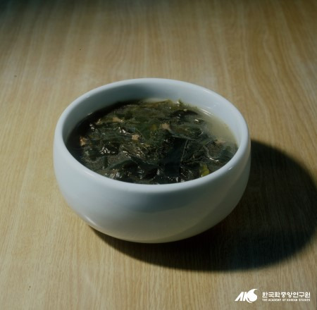 극명하게 갈린다는 취향, 미역국 재료 최고 존엄은? | 인스티즈