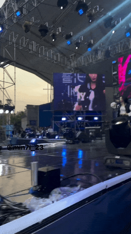  카리나에게 폰뺏긴 연대생 gif1