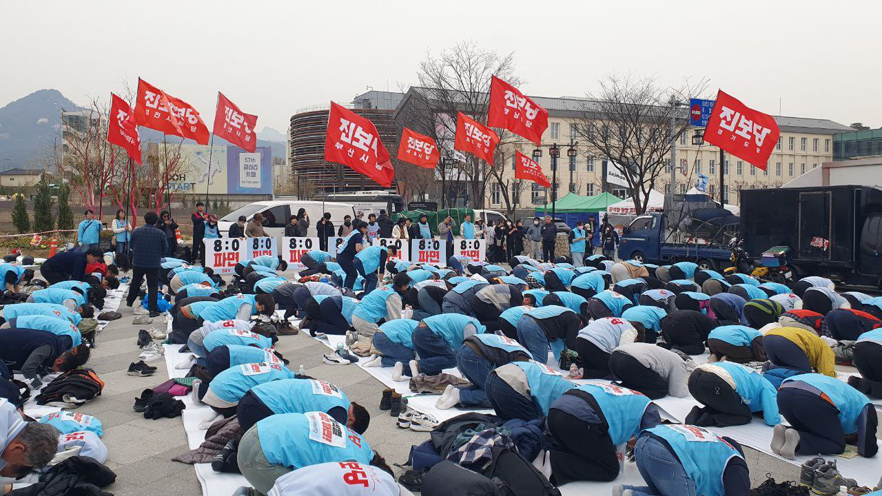  철야집회 후 천 명이 108배 중인 헌재 앞 상황(서울의소리 생중계)