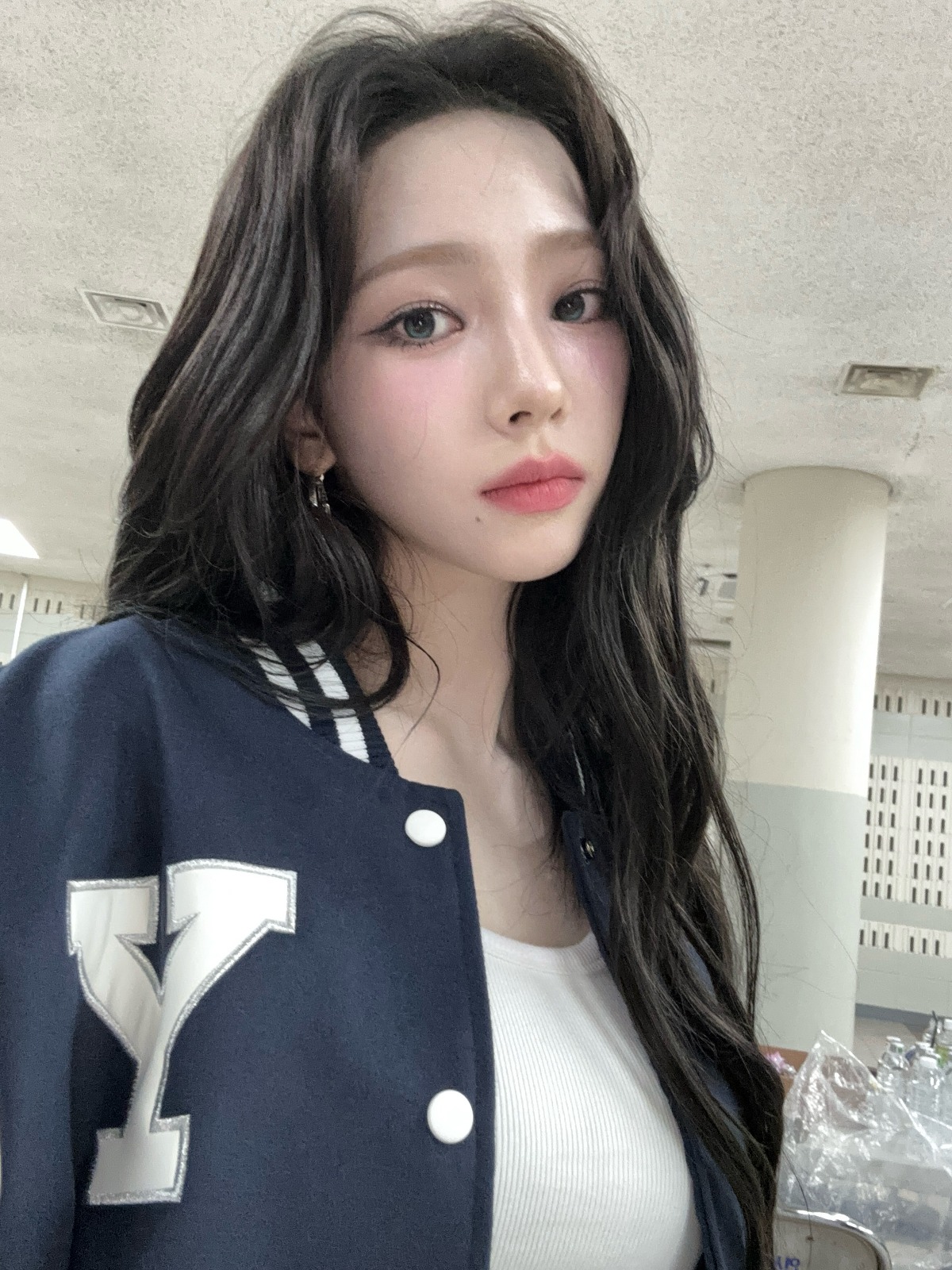 카리나에게 폰뺏긴 연대생 gif | 인스티즈