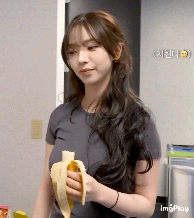 어두운색 티셔츠 한장 입어도 클라스가 다른 카리나 | 인스티즈