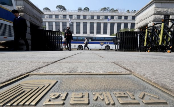 근무시간이지만 "상사 이해할 것"…직장인들 "탄핵선고 꼭 보겠다" | 인스티즈