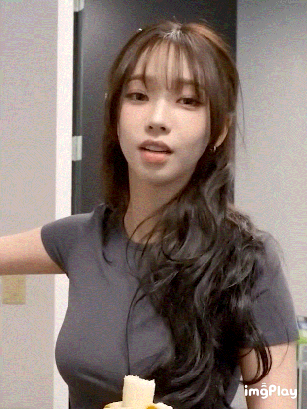 어두운색 티셔츠 한장 입어도 클라스가 다른 카리나 | 인스티즈