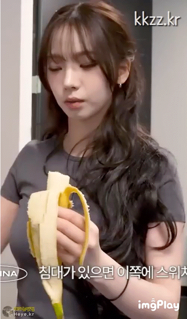 어두운색 티셔츠 한장 입어도 클라스가 다른 카리나 | 인스티즈