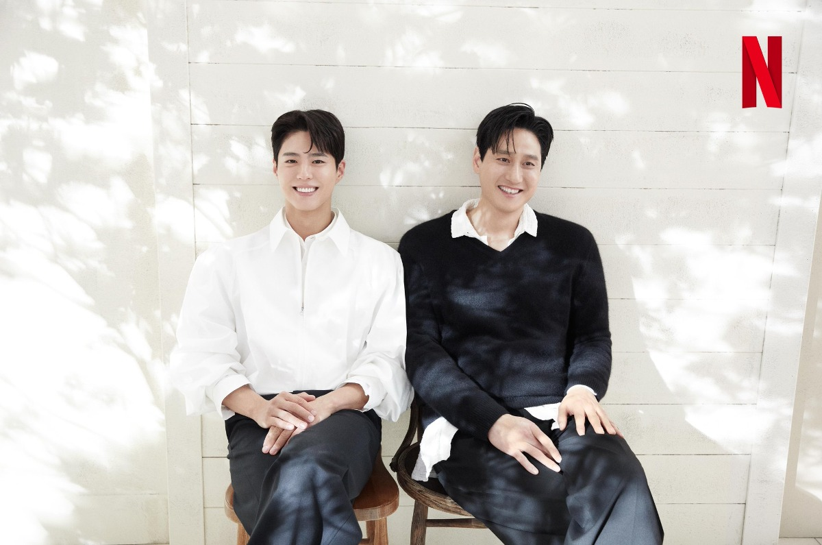 넷플릭스 '두 시절의 애순' 아이유 x 문소리 '두 시절의 관식' 박보검 x 박해준 화보 공개 | 인스티즈