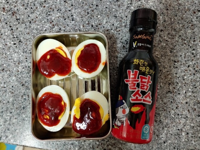 은근 꿀조합이라는 삶은계란과 불닭소스.jpg | 인스티즈