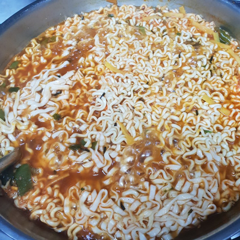 개꿀조합이라는 멸치칼국수+불닭볶음면 | 인스티즈