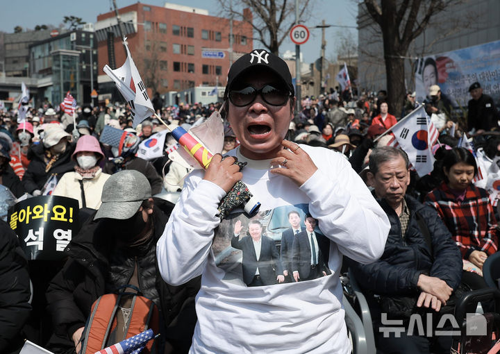  윤석열 파면 후 울음바다가 된 극우 집회
