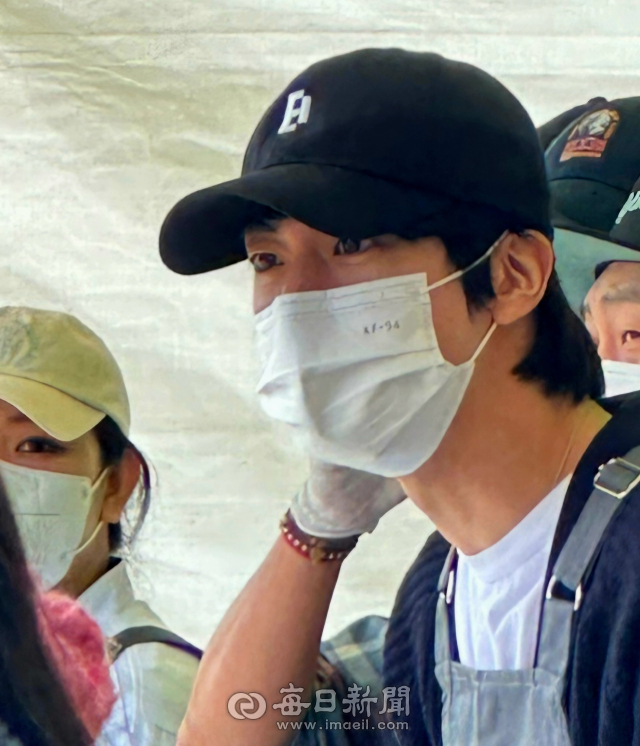 앞치마 두른 방탄소년단 진, 산불피해지역 안동 길안면서 급식 봉사 | 인스티즈