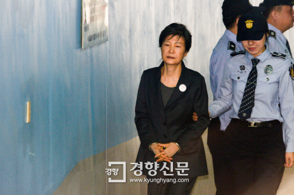 탄핵 기각될줄 알고 5단 케이크 준비했던 박근혜 | 인스티즈