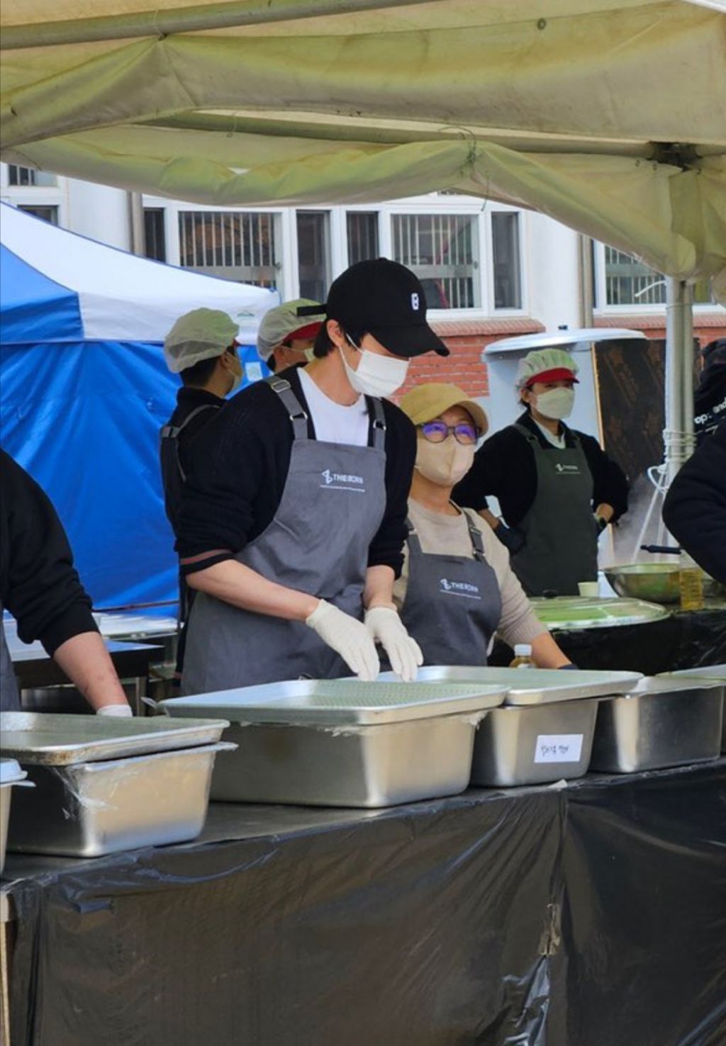 앞치마 두른 방탄소년단 진, 산불피해지역 안동 길안면서 급식 봉사 | 인스티즈