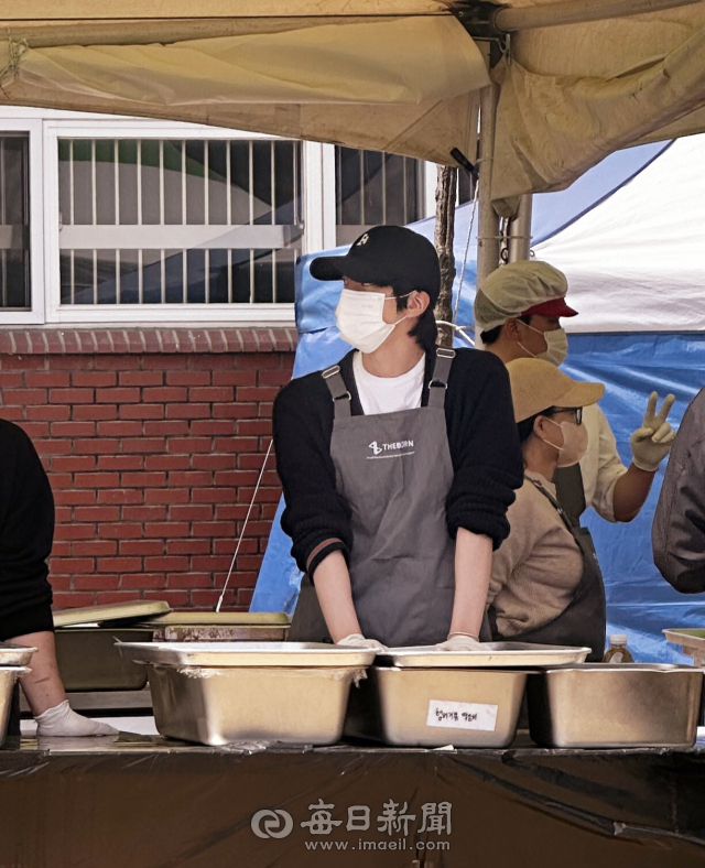 앞치마 두른 방탄소년단 진, 산불피해지역 안동 길안면서 급식 봉사 | 인스티즈