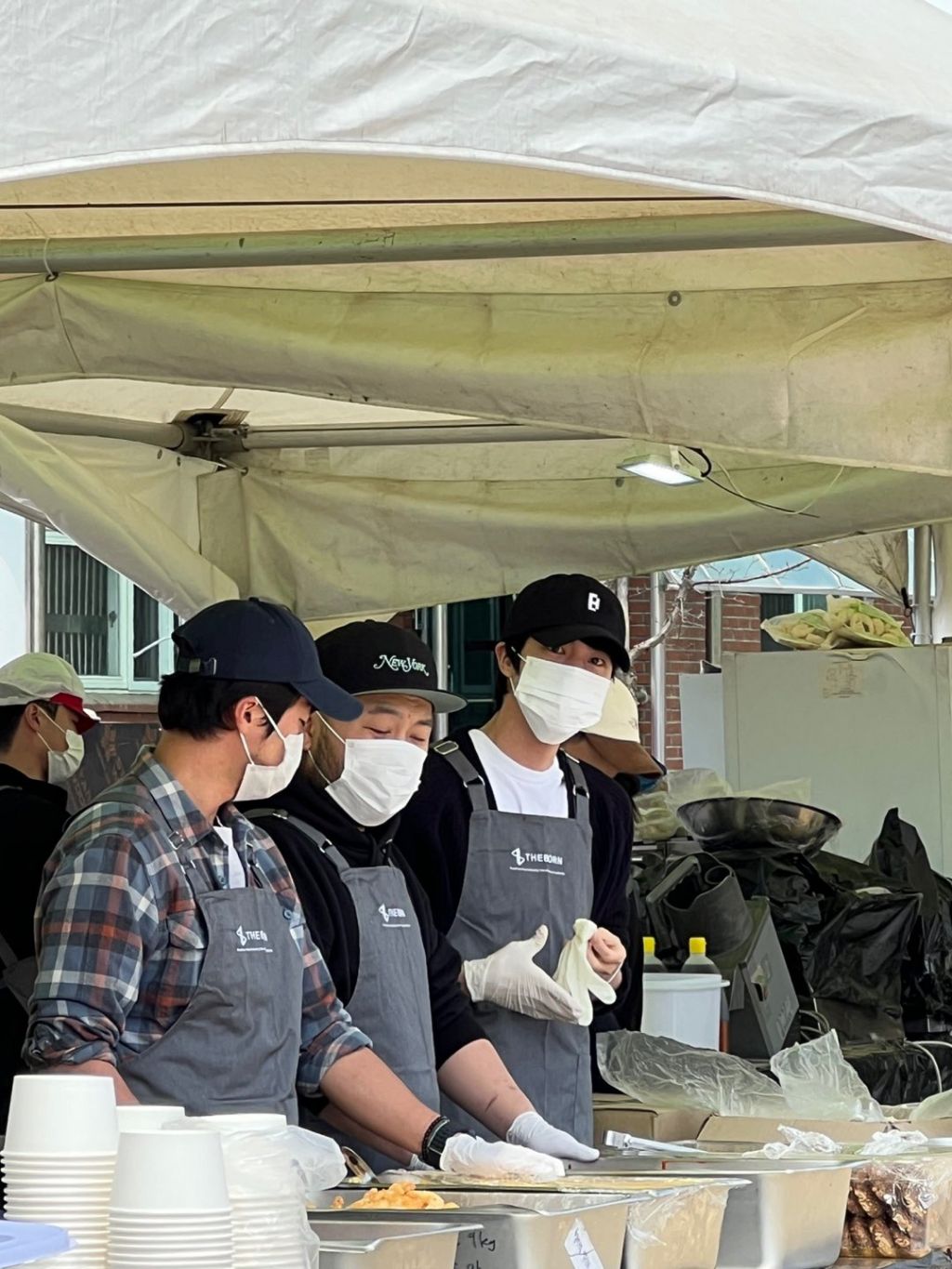 앞치마 두른 방탄소년단 진, 산불피해지역 안동 길안면서 급식 봉사 | 인스티즈