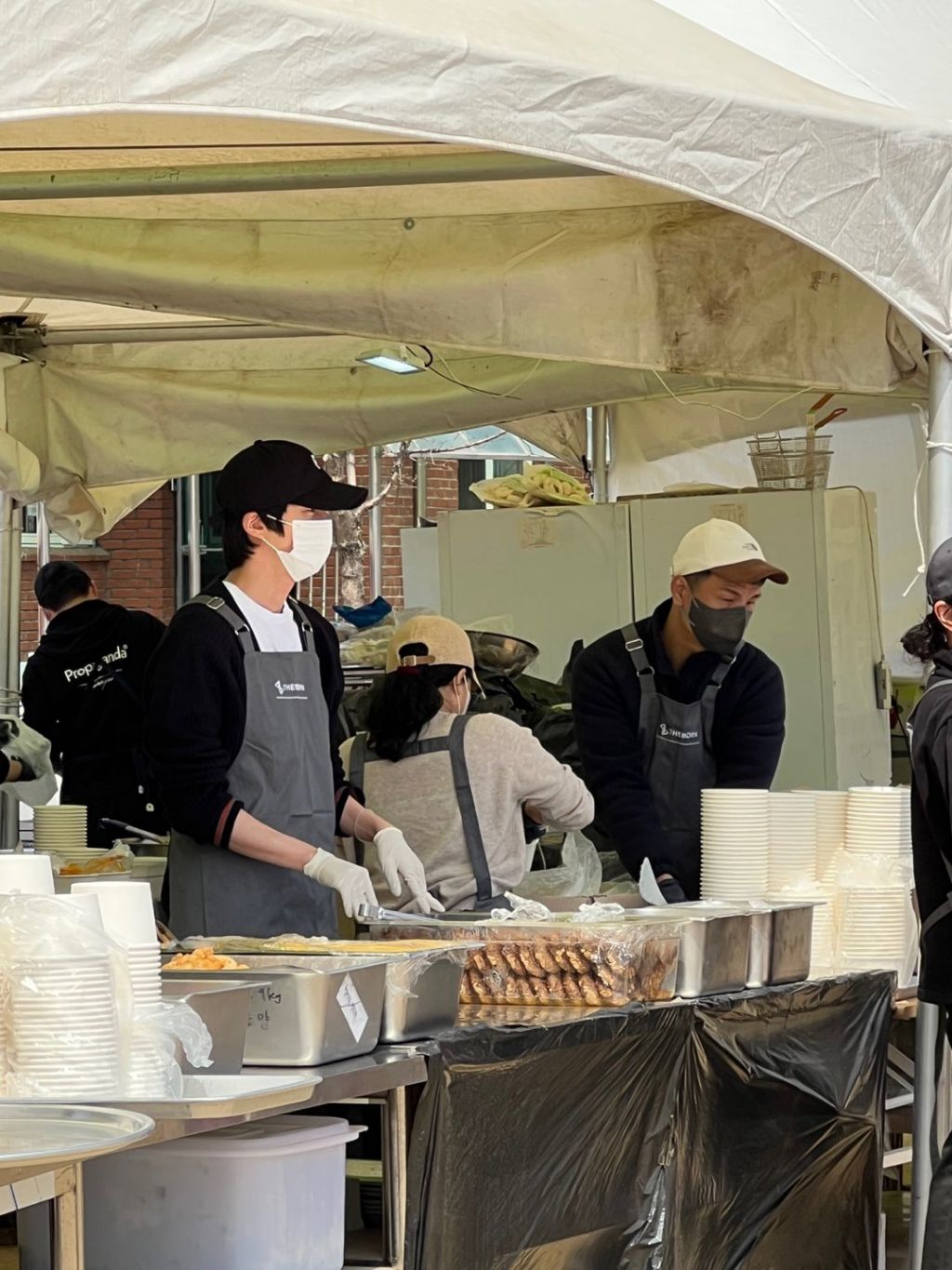 앞치마 두른 방탄소년단 진, 산불피해지역 안동 길안면서 급식 봉사 | 인스티즈