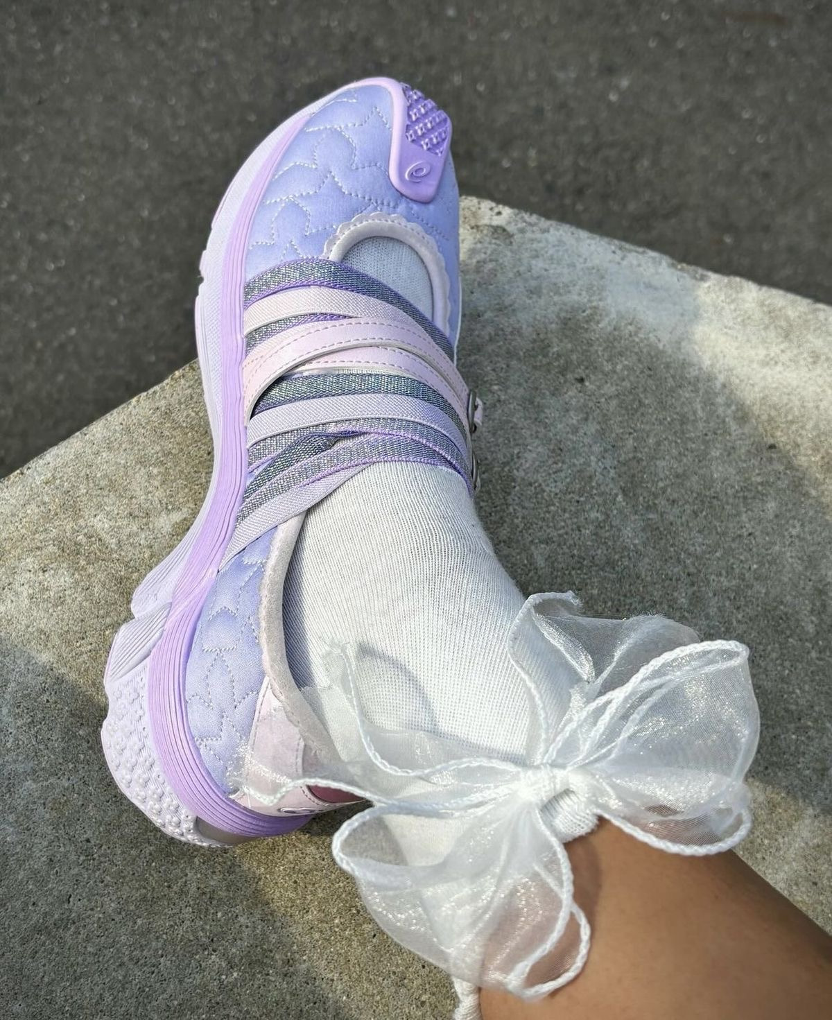 발 끝에서 피어나는 봄🌷 봄 내음 가득 담은 신발들 👟🩰 | 인스티즈