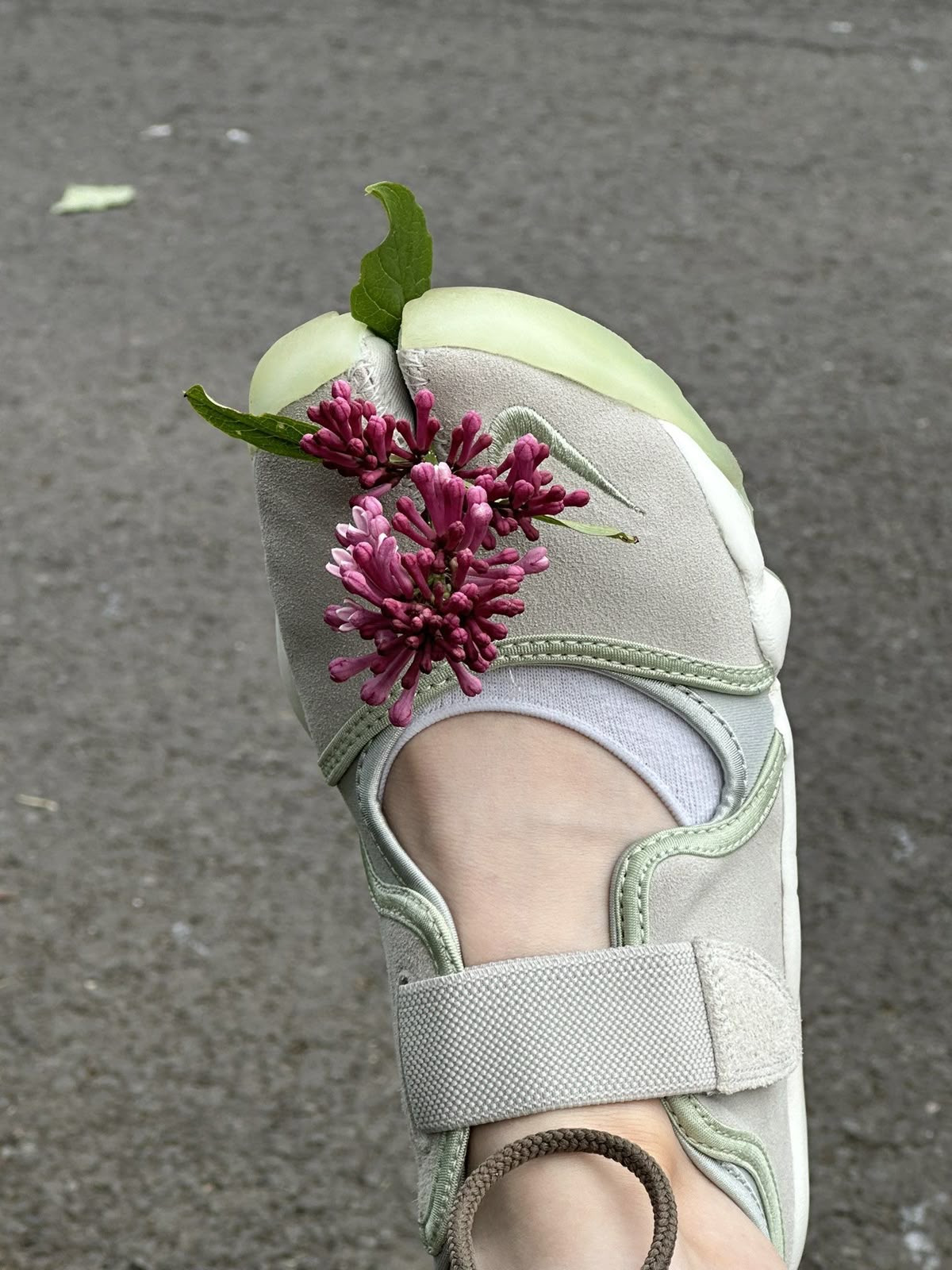 발 끝에서 피어나는 봄🌷 봄 내음 가득 담은 신발들 👟🩰 | 인스티즈