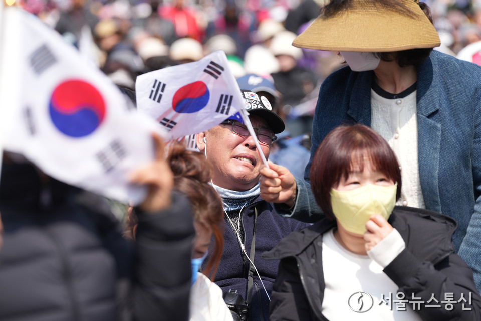 윤석열 파면 후 울음바다가 된 극우 집회 | 인스티즈