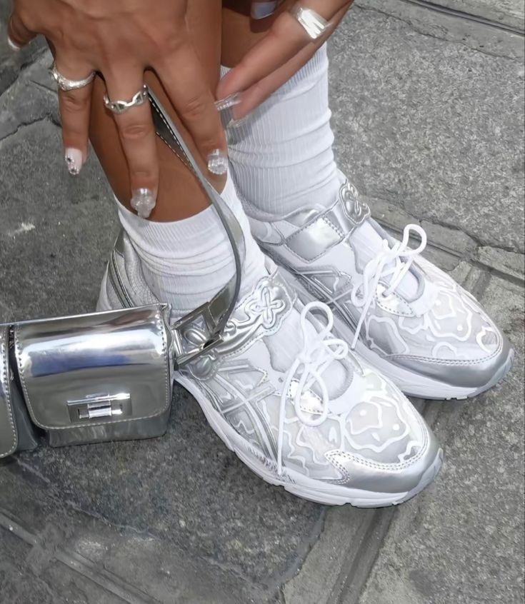 발 끝에서 피어나는 봄🌷 봄 내음 가득 담은 신발들 👟🩰 | 인스티즈