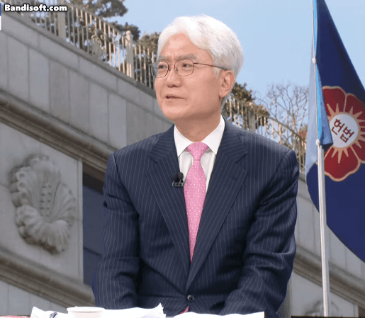  굥돼지가 탄핵되고 웃고 있지만 뭔가 울컥해보이는 임지봉 교수님