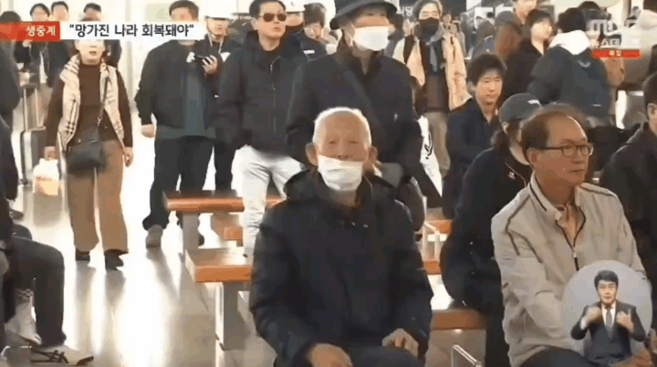 윤석열 파면되자 만세 삼창 외치는 부산 할아버지 | 인스티즈