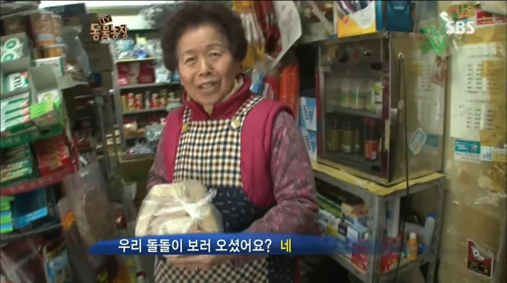  강아지가 안좋은말 들을까봐 귀 막아주는 할머니