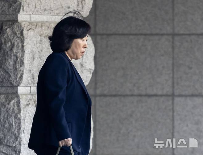 어제자 퇴근하는 헌법재판관들 표정 | 인스티즈