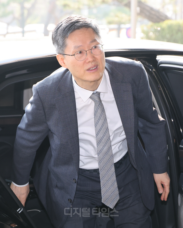 오늘 출근하는 문형배 헌법재판관 | 인스티즈