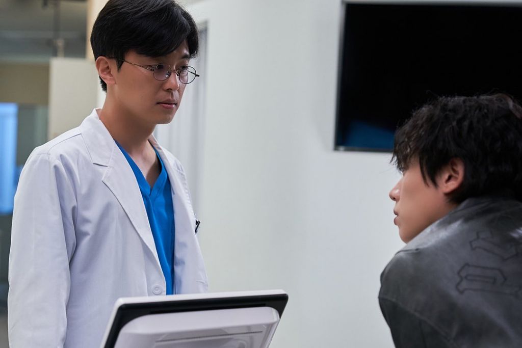  안경콤 자극하는 이번 작품에서 안경쓰고 나오는 남자배우