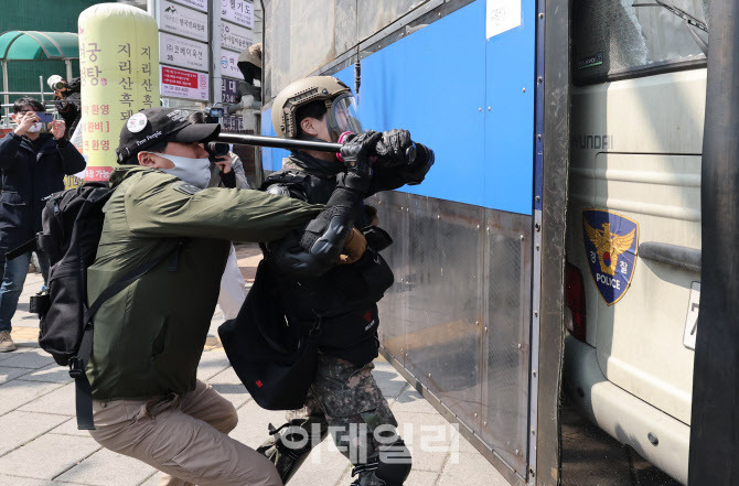 [포토] 윤석열 파면, '차벽에 쇠파이프 휘두르는 윤 지지자' | 인스티즈