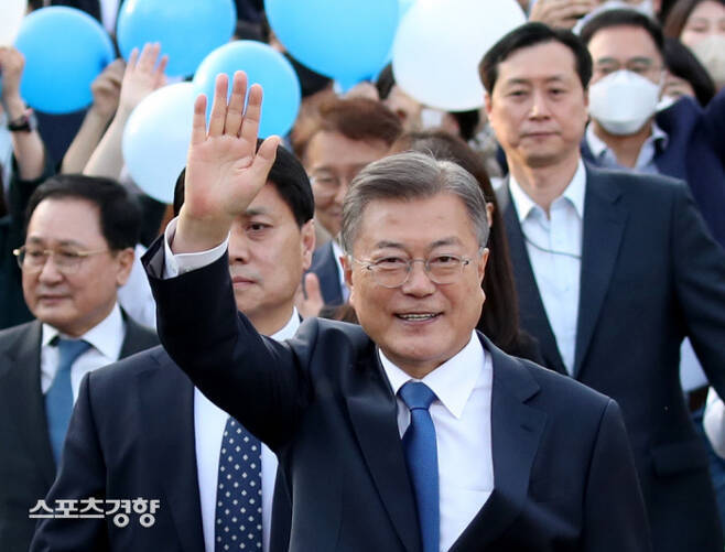 어제 오늘 너무 행복하고 후련해보이는 문재인.jpgif | 인스티즈