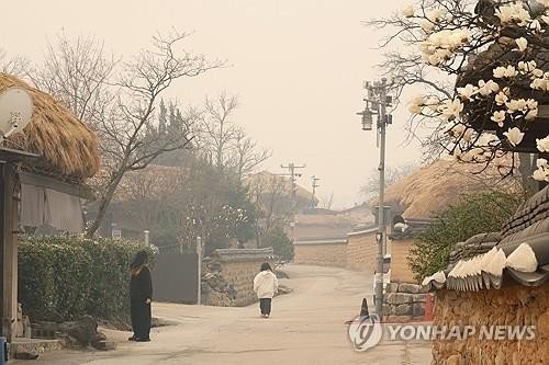 하회마을보존회 측은 "초가집에서 아궁이를 사용하던 중 굴뚝으로 불씨가 튀어나온 것 같다"며 "인명피해는 발생하지 않았다"고 말했다 | 인스티즈