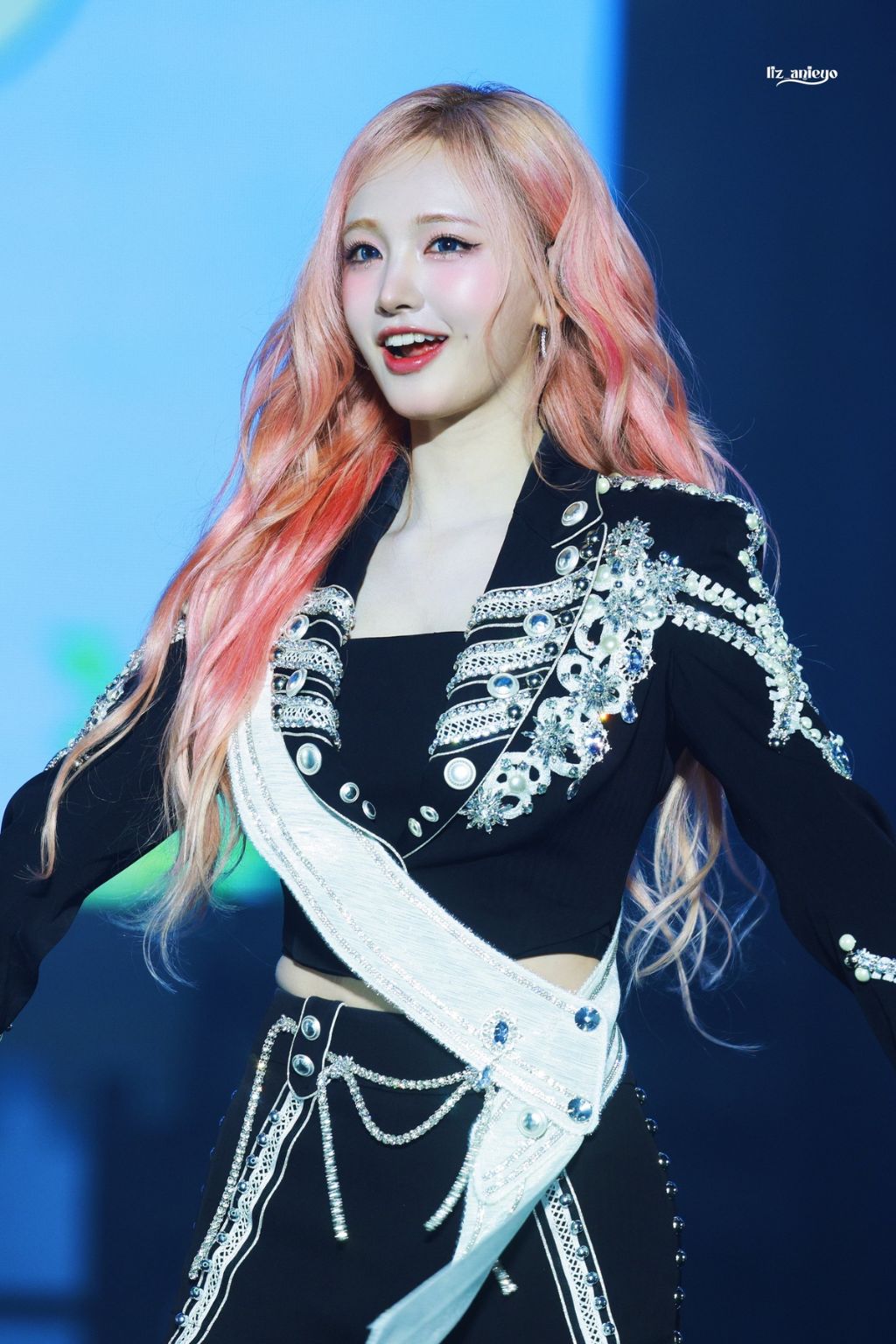 데뷔이래 처음으로 앞머리 까고 공연하는 아이브 리즈 | 인스티즈