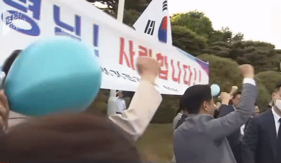  어제 오늘 너무 행복하고 후련해보이는 문재인.jpgif2