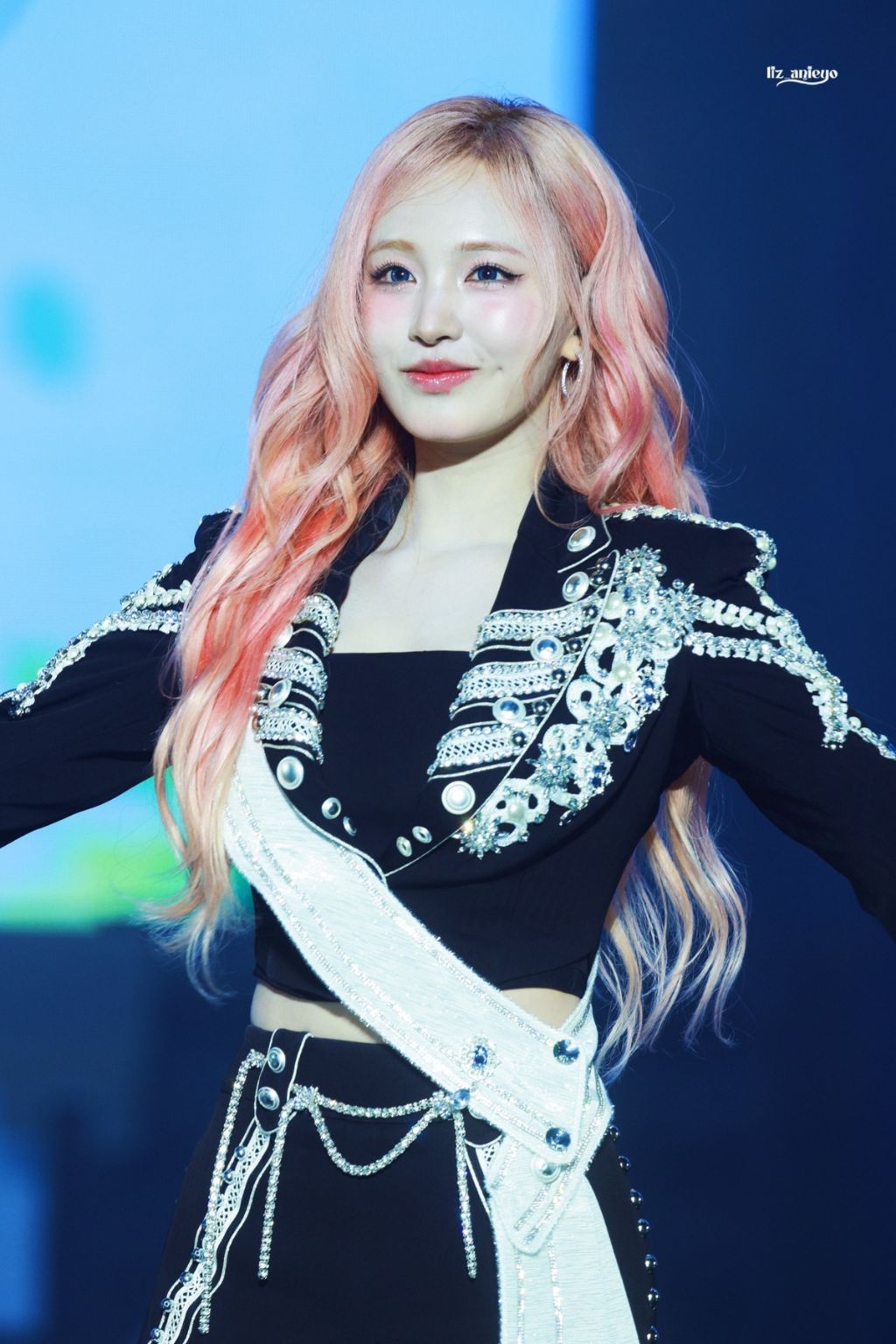 데뷔이래 처음으로 앞머리 까고 공연하는 아이브 리즈 | 인스티즈