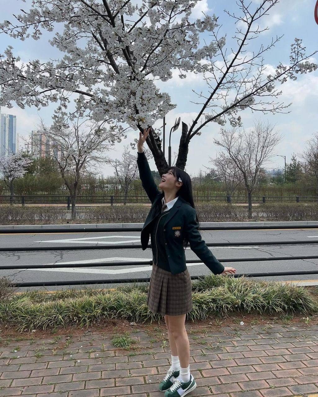  봄마다 꺼내보는 인간 벚꽃 정채연