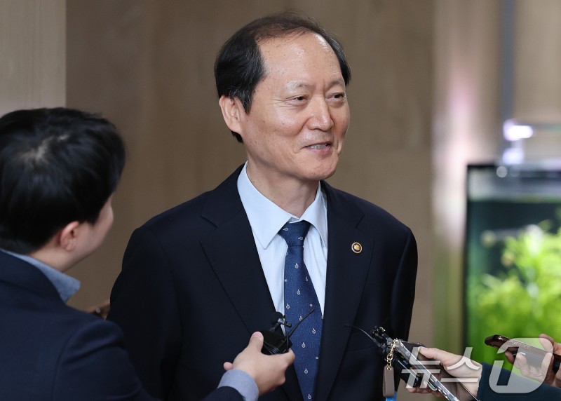 미소짓는 이완규 법제처장 | 인스티즈
